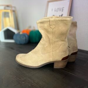 NEW UGG SIZE 7